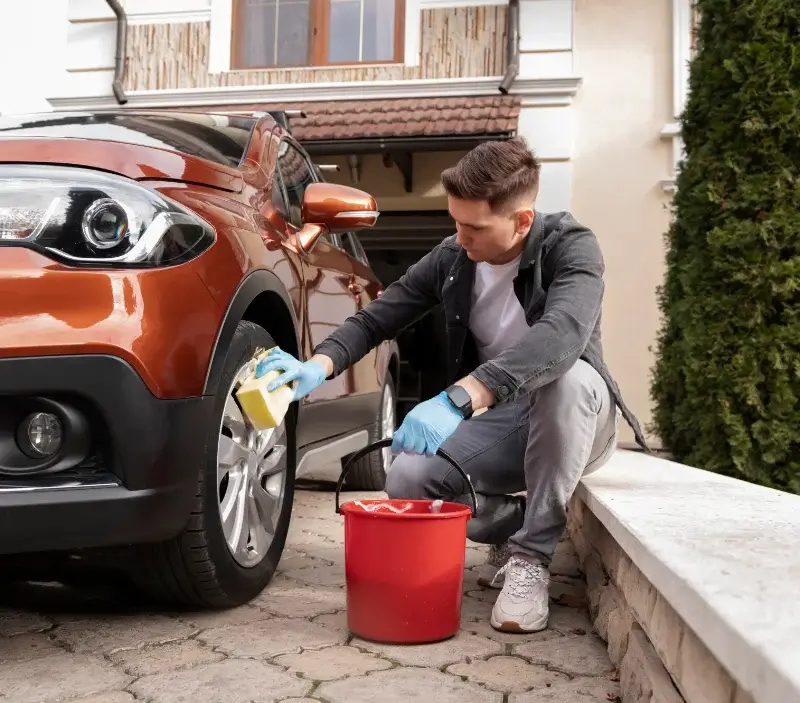 Lavage auto à domicile Pont-Authou : professionnel intervenant sur un véhicule
